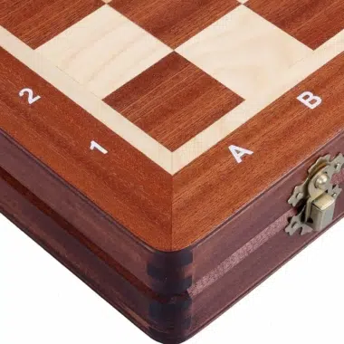 Échiquier pliable en bois, coin avec fermoir métallique et coordonnées gravées