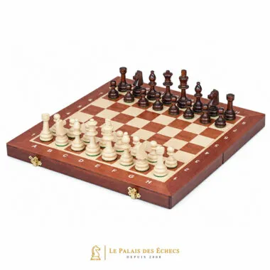 Échiquier pliable en bois avec pièces claires et foncées disposées au départ