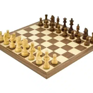 Jeu d'Echecs en Bois de Rose Doré et Echiquier en Bois de Noyer