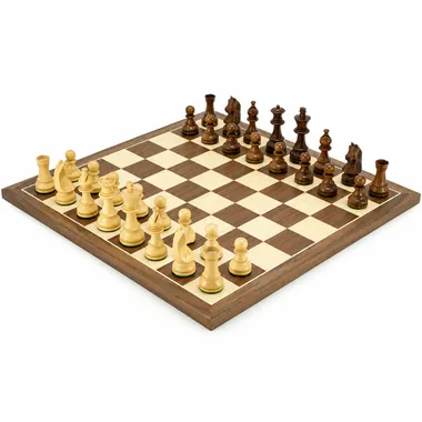 Jeu d'échecs en bois de rose doré disposé sur échiquier en bois de noyer