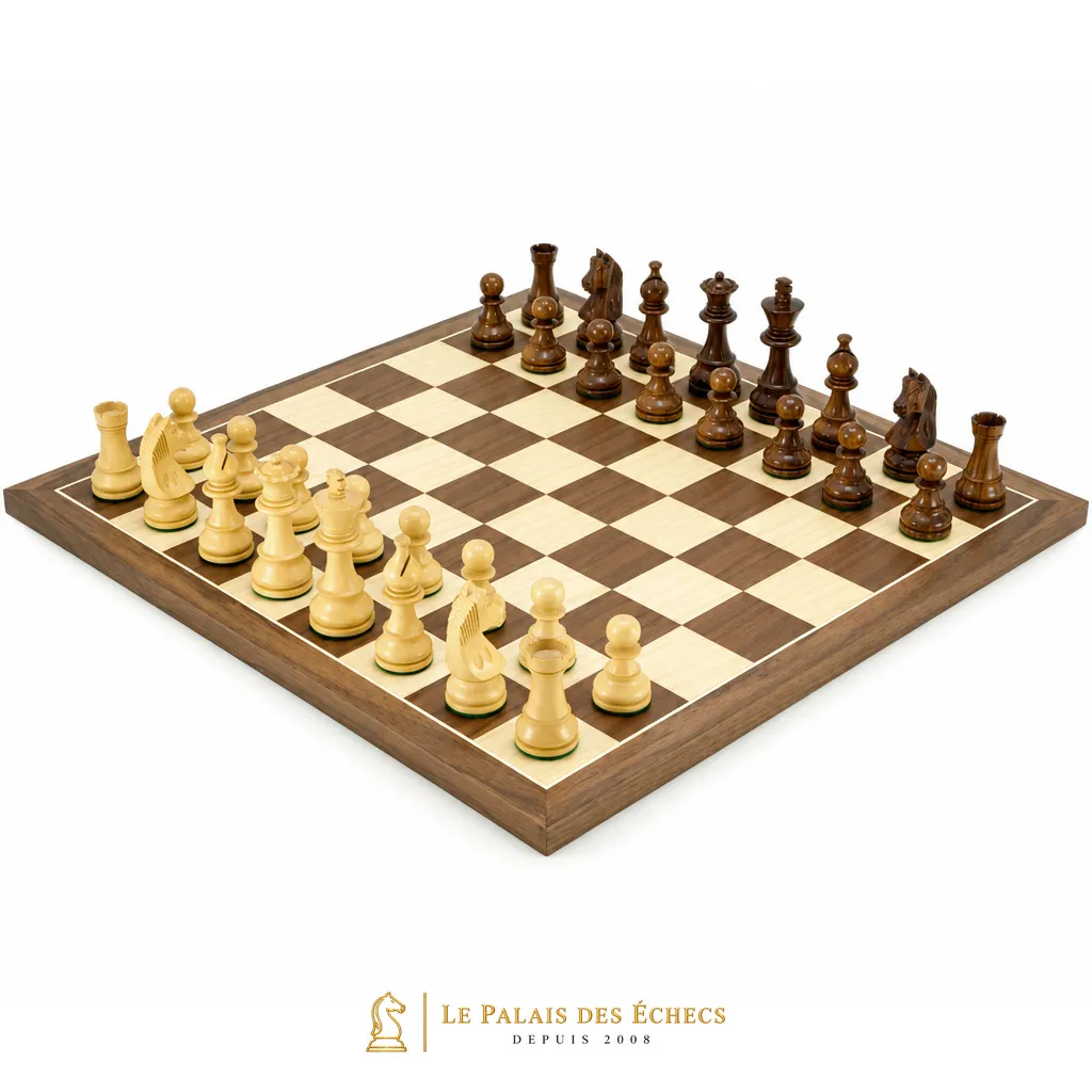 Jeu d'échecs en bois de rose doré disposé sur échiquier en bois de noyer