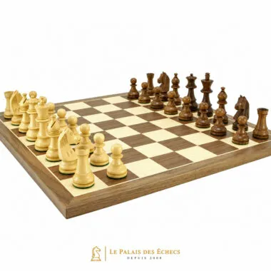 Vue d'ensemble en angle du jeu d'échecs complet sur échiquier en noyer
