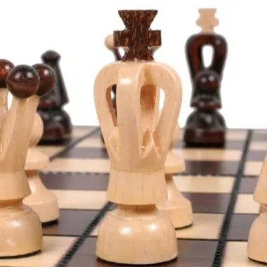 Gros plan sur les rois clair et foncé finement sculptés face à face sur l'échiquier