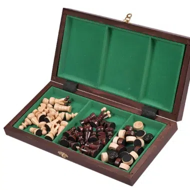 Coffret de rangement en bois ouvert, pièces d'échecs et de dames rangées par compartiment
