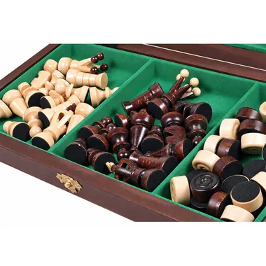 Coffret ouvert montrant pièces d'échecs et pions de dames rangés sur feutrine verte