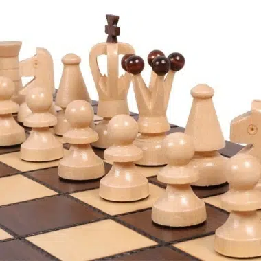 Pièces d'échecs claires disposées sur l'échiquier, vue rapprochée du roi et de la dame