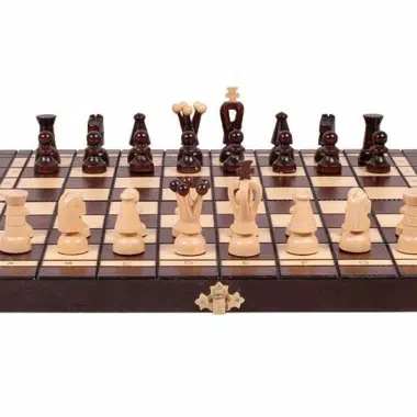Jeu d'échecs en bois pliable, pièces en position de départ sur l'échiquier