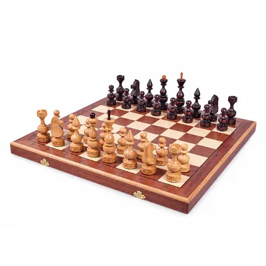 Jeu d'échecs complet pliable installé sur plateau en bois avec rangement