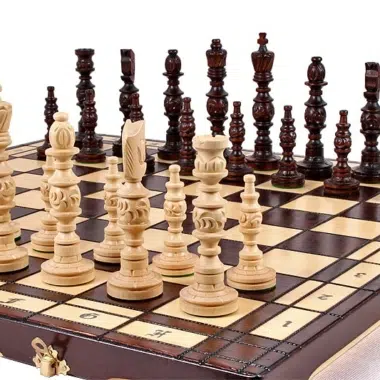 Pièces d'échecs en bois sculpté posées sur l'échiquier pliant, vue rapprochée