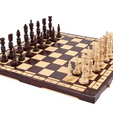 Pieces Echecs en Bois Sculpté et Echiquier Pliant en Bois