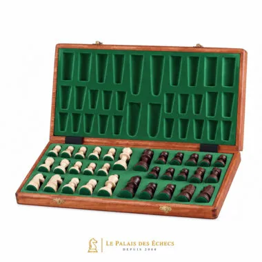 Coffret de rangement ouvert en bois avec compartiments en feutrine verte