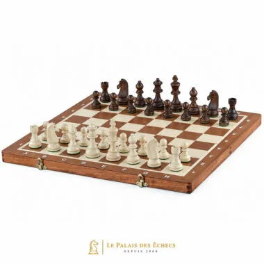 Jeu d'échecs complet avec pièces en bois placées sur échiquier pliant