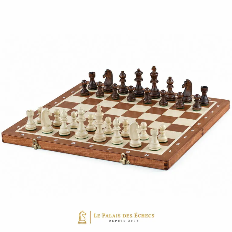 Jeu d'échecs complet avec pièces en bois placées sur échiquier pliant