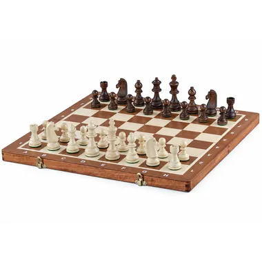 Jeu d'échecs complet avec pièces en bois placées sur échiquier pliant
