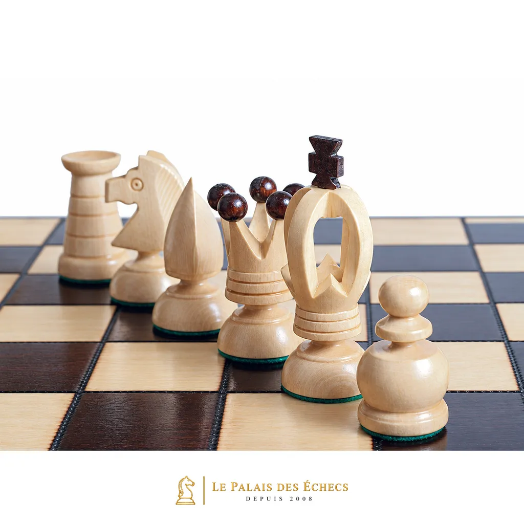 Pièces d'échecs en bois clair et foncé alignées sur l'échiquier