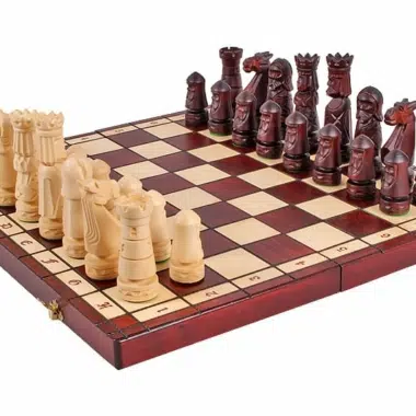 Grand Echiquier en Bois Pliant et Figurines en Bois Sculptées