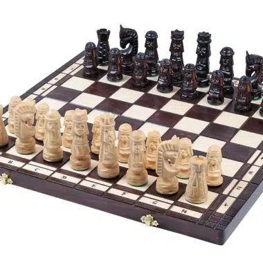 Jeu d'Echecs Sculpté en Bois et Echiquier Pliant avec Rangement