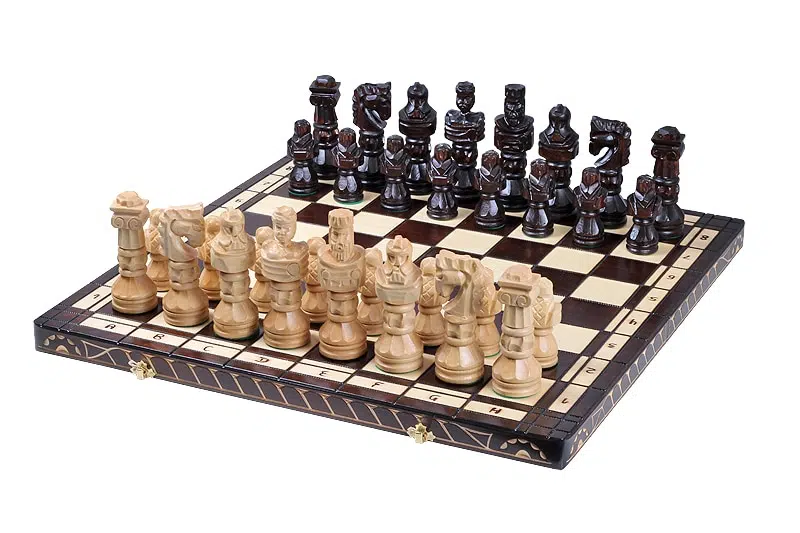 Jeu d'Echecs Gladiateur en Bois Sculpté et Echiquier en Bois Pliant