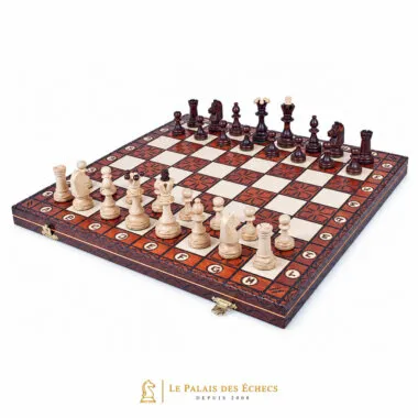Ensemble complet en bois avec échiquier pliant gravé et pièces installées