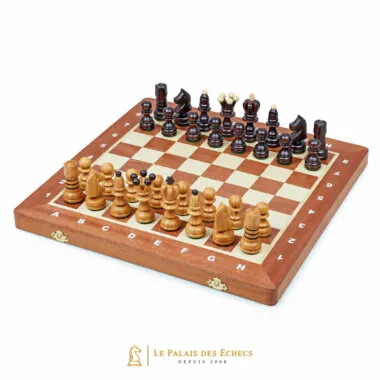 Jeu d'échecs en bois complet installé sur échiquier pliant avec rangement