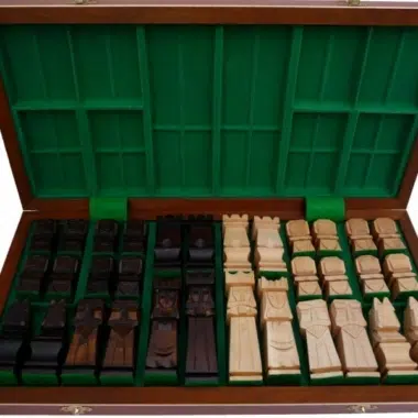 Alternative view of Jeu d'Echecs en Bois Cubique et Echiquier en Bois Pliant