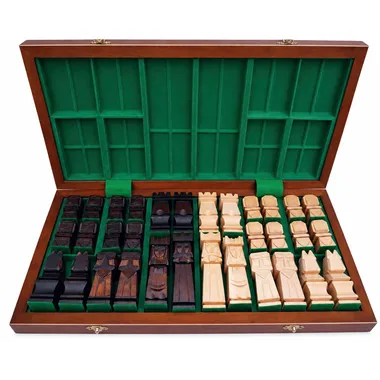 Coffret ouvert montrant les pièces cubiques rangées dans la feutrine verte