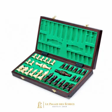 Coffret ouvert montrant le rangement intérieur vert et les pièces d'échecs