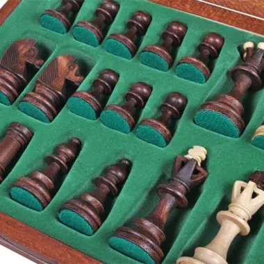 Pièces d'échecs rangées dans leur coffret doublé de feutrine verte
