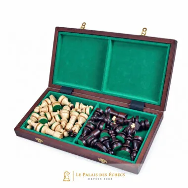 Coffret ouvert montrant les pièces rangées dans les compartiments doublés de feutrine verte