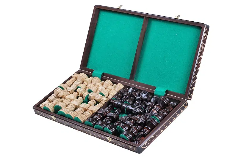 Jeu d'Echecs Gladiateur en Bois Sculpté et Echiquier en Bois Pliant – Image 2