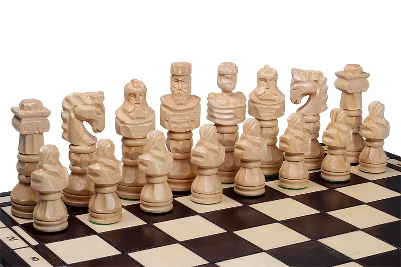Jeu d'Echecs Gladiateur en Bois Sculpté et Echiquier en Bois Pliant – Image 5