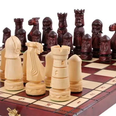 Pièces en bois sculptées de style médiéval, rois et cavaliers en gros plan