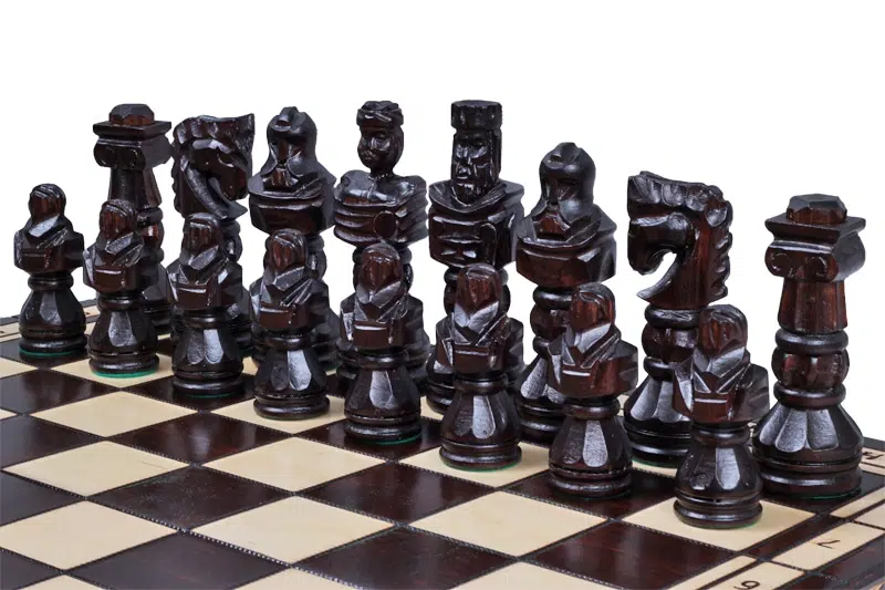 Jeu d'Echecs Gladiateur en Bois Sculpté et Echiquier en Bois Pliant – Image 4