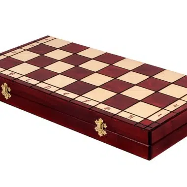 Échiquier en bois pliant fermé, vue en angle avec fermoirs dorés
