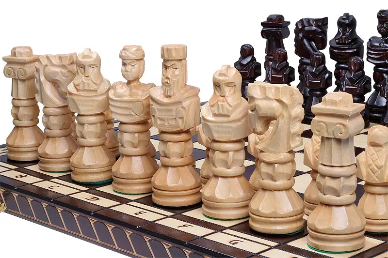 Jeu d'Echecs Gladiateur en Bois Sculpté et Echiquier en Bois Pliant – Image 3