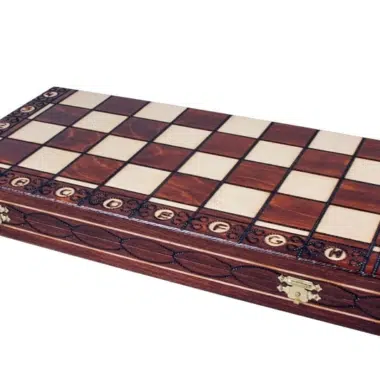 Échiquier pliable en bois fermé, vu en coffret avec rangement intégré et fermoirs dorés