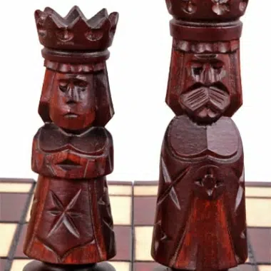 Détail du roi et de la dame foncés aux visages sculptés avec expression