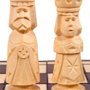 Détail du roi et de la dame clairs aux visages sculptés avec expression