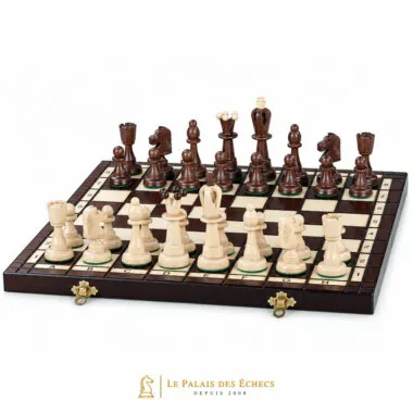 Jeu d'échecs en bois complet disposé sur l'échiquier pliable avec rangement