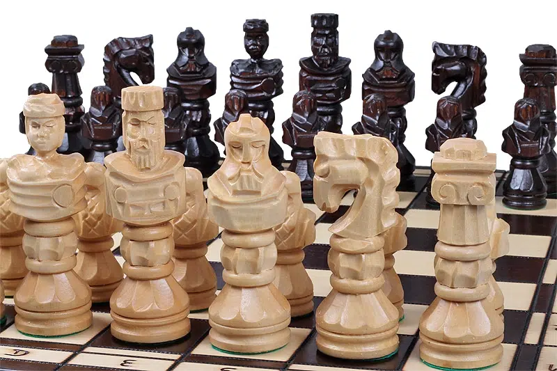 Jeu d'Echecs Gladiateur en Bois Sculpté et Echiquier en Bois Pliant – Image 6