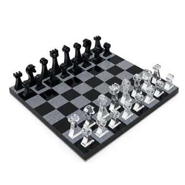Jeu d'échecs design noir et transparent en plexiglas, vue d'ensemble sur l'échiquier