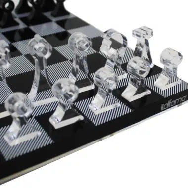 Pièces d'échecs transparentes en plexiglas, gros plan sur le coin de l'échiquier