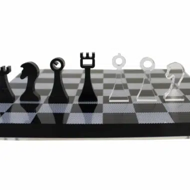 Pièces d'échecs noires et transparentes alignées sur l'échiquier, vue de face