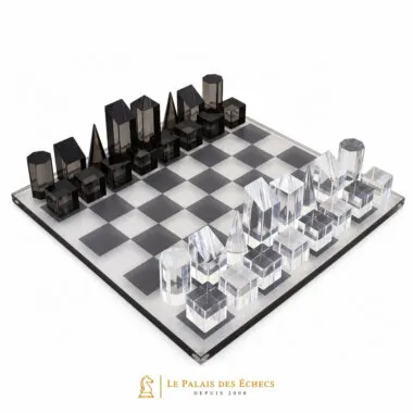 Jeu d'échecs cube design gris et translucide sur échiquier damier clair
