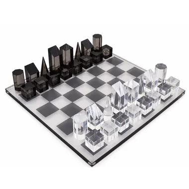 Jeu d'échecs cube design gris et translucide sur échiquier damier clair