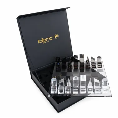 Coffret de rangement ouvert avec pièces cube gris posées sur l'échiquier
