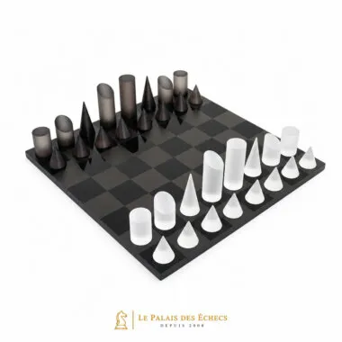 Jeu d'échecs conique moderne gris et blanc, vue d'ensemble sur échiquier