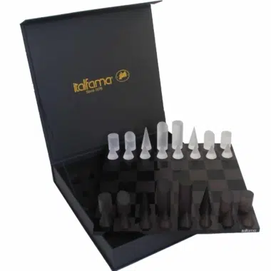 Coffret de rangement ouvert avec pièces coniques et échiquier en plexiglas