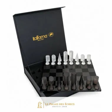 Coffret de rangement ouvert avec pièces coniques et échiquier en plexiglas