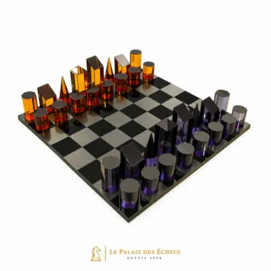 Jeu d'échecs cylindrique en plexiglas ambre et violet sur échiquier noir
